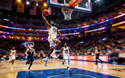 NBA篮球比赛现场球员投篮精彩瞬间